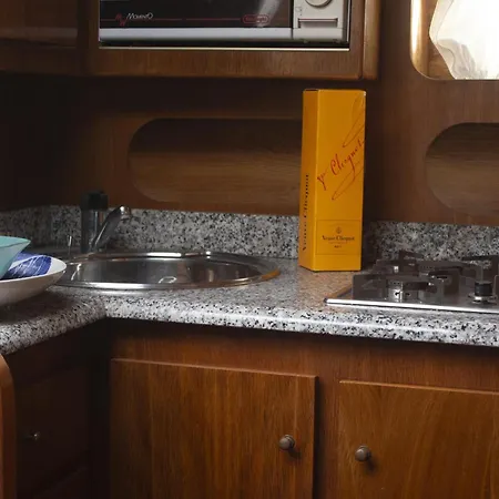 Boat & Breakfast