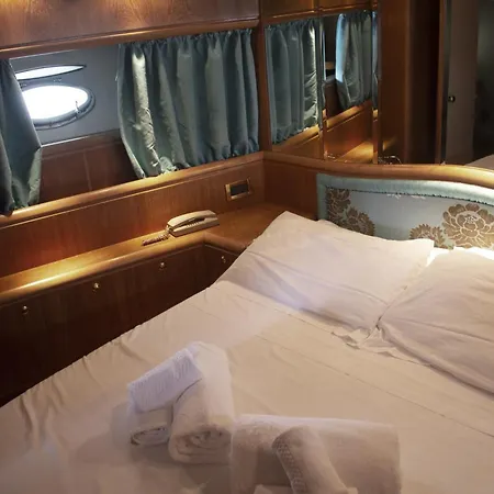 Úszó hotel Boat & Breakfast
